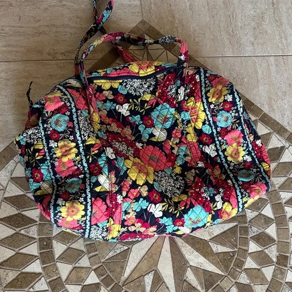 Vera Bradley Floral weekend duffle bag - Picture 1 of 4